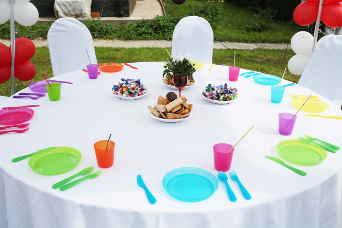 Les assiettes et verres de vin qui embellissent votre table